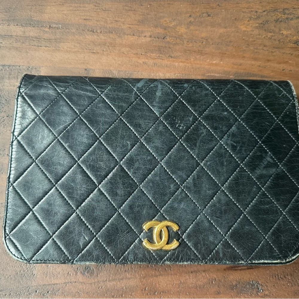 CHANEL Black Quilted Leather Purse with Gold Logo and Short Chain